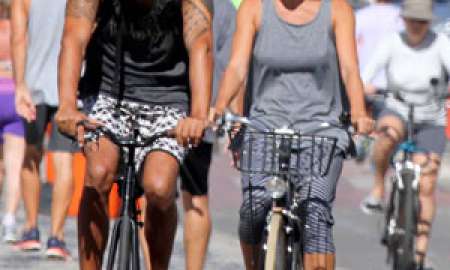 Carolina Ferraz anda de bicicleta retrô ao lado do namorado