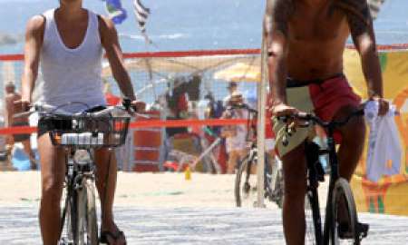 Carolina Ferraz anda de bicicleta na orla de Ipanema