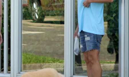Carolina Ferraz usa <i>look</i> despojado ao caminhar com cachorro