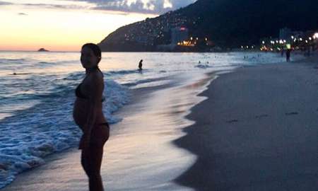 Carolina Ferraz exibe barrigão de grávida ao pôr do sol