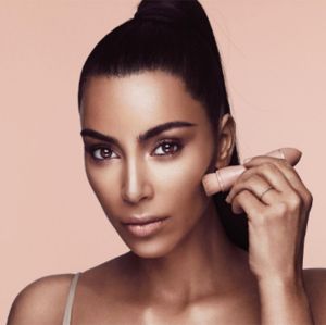 Sucesso! Kit de maquiagem de Kim Kardashian esgota em minutos Sucesso! Kit de maquiagem de Kim Kardashian esgota em minutos