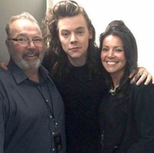Padrasto de Harry Styles morre aos 57 anos de idade Padrasto de Harry Styles morre aos 57 anos de idade