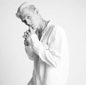 Aaron Carter é hospitalizado após comentário maldoso de fã em bastidores de seu show Aaron Carter é hospitalizado após comentário maldoso de fã em bastidores de seu show