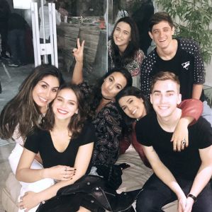 Solteira após fim do namoro com Neymar, Bruna Marquezine curte festa com amigos e canta música religiosa Solteira após fim do namoro com Neymar, Bruna Marquezine curte festa com amigos e canta música religiosa