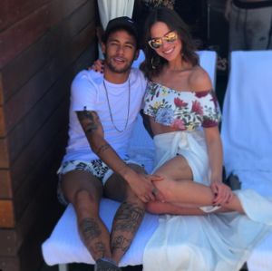 Em leilão beneficente, Neymar confirma término de namoro com Bruna Marquezine Em leilão beneficente, Neymar confirma término de namoro com Bruna Marquezine