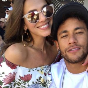 Bruna Marquezine e Neymar se abraçam em festa no Rio, mas atriz apaga fotos com o ex das redes sociais, veja! Bruna Marquezine e Neymar se abraçam em festa no Rio, mas atriz apaga fotos com o ex das redes sociais, veja!