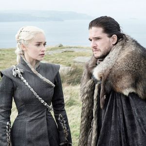 Em Game Of Thrones, bilhete misterioso causa desavenças entre os Stark e verdadeira identidade de Jon Snow pode ter sido revelada! Em Game Of Thrones, bilhete misterioso causa desavenças entre os Stark e verdadeira identidade de Jon Snow pode ter sido revelada!