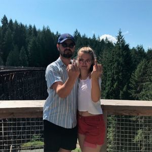 Tiera Skovbye, estrela de Riverdale, é surpreendida com pedido de casamento Tiera Skovbye, estrela de Riverdale, é surpreendida com pedido de casamento