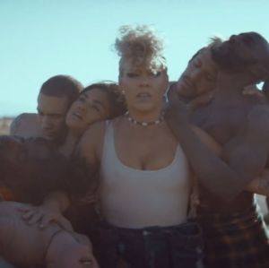 Pink divulga clipe de What About Us, que traz tom político Pink divulga clipe de What About Us, que traz tom político