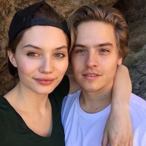 Dylan Sprouse dá a entender que traiu ex-namorada, Dayna Frazer Dylan Sprouse dá a entender que traiu ex-namorada, Dayna Frazer