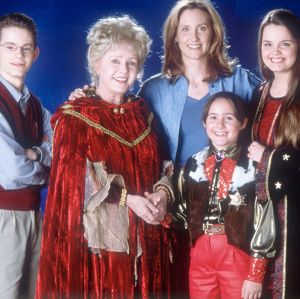 Elenco de Halloweentown irá se reunir para prestar homenagem à Debbie Reynolds Elenco de Halloweentown irá se reunir para prestar homenagem à Debbie Reynolds