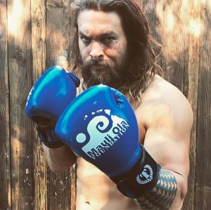 Jason Momoa, o novo Aquaman, surpreende escalando parede, assista ao vídeo! Jason Momoa, o novo Aquaman, surpreende escalando parede, assista ao vídeo!