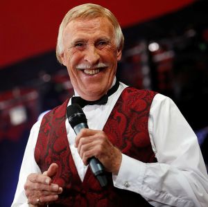 Bruce Forsyth, grande apresentador britânico, morre aos 89 anos de idade Bruce Forsyth, grande apresentador britânico, morre aos 89 anos de idade