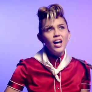 Miley Cyrus aparece de Elvis Presley em clipe de Yonger Now, confira! Miley Cyrus aparece de Elvis Presley em clipe de Yonger Now, confira!