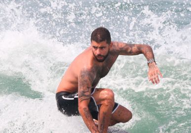 Pedro Scooby mostra toda sua habilidade ao surfar em praia do Rio de Janeiro; confira os cliques