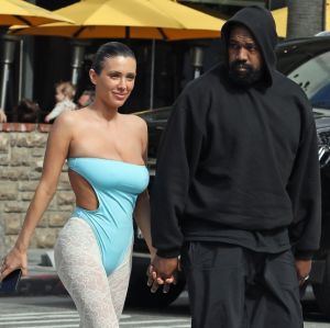 Esposa de Kanye West choca ao aparecer apenas de <i>body</i> e meia-calça rendada. Veja mais <I>looks</I> polêmicos de Bianca Censori