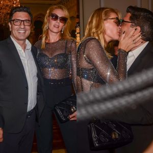 Ana Hickmann e Edu Guedes trocam beijos em entrada de evento em São Paulo