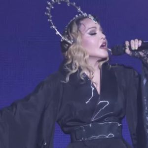 Adeus, diva! Madonna acena para fãs ao deixar hotel no Rio de Janeiro