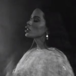 Focando na emoção, Anitta lança clipe de <I>Aceita</I>, assista
