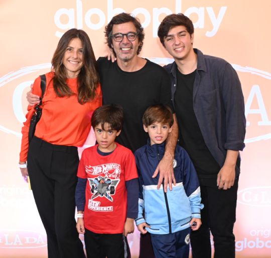 Em rara aparição, Bruno Mazzeo posa com esposa e filhos em lançamento da nova temporada de <I>Cilada</I>. Confira quem mais marcou presença