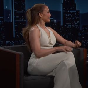 Jennifer Lopez fala sobre Ben Affleck em entrevista e é fotografada usando aliança após rumores de fim de casamento