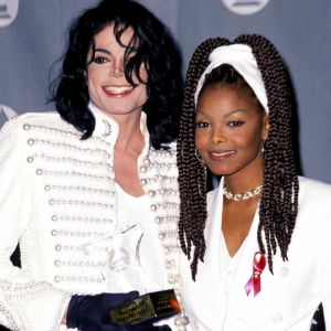 11 vezes que Janet Jackson se inspirou no estilo do irmão, Michael Jackson