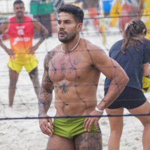 Bil Araújo rebate comentários após mostrar demais na praia e foto viralizar