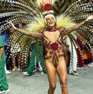 Musa da Grande Rio, Mariana Goldfarb chama atenção durante desfile