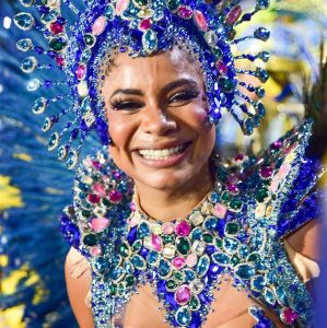 Toda de azul e com surpresa na fantasia, Lexa samba muito e se emociona em desfile da Unidos da Tijuca