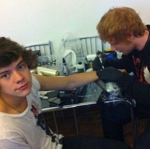 Ed Sheeran e Harry Styles, Hailey Bieber e Kendall Jenner... Veja os amigos famosos que fizeram tatuagens juntos!