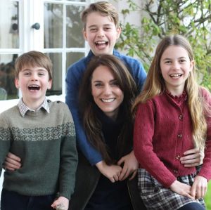 Kate Middleton aparece sem anel de casamento em nova foto e gera rumores de crise com Príncipe William