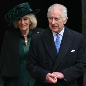 Sem Kate Middleton e Príncipe William, Rei Charles III participa de missa de Páscoa