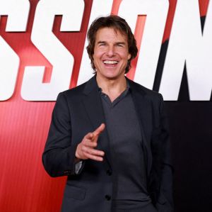 Tom Cruise chama atenção da <i>web</i> ao exibir físico durante mergulho sem camisa na praia