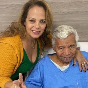 Roque aparece sorridente ao lado da esposa em novo clique no hospital