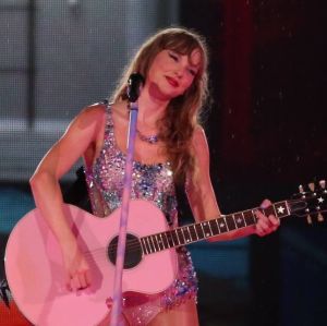 Taylor Swift canta ao vivo a música <i>The Tortured Poets Department</i> pela primeira vez