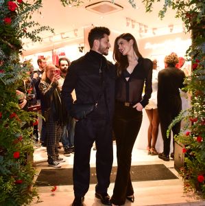 Que casal! Camila Queiroz e Klebber Toledo trocam beijos apaixonados em evento em São Paulo; veja