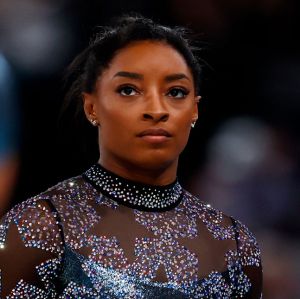 Mãe de Simone Biles pede perdão para atleta após vício em drogas e álcool