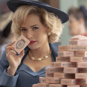 Zélia garante a Clarice que descobrirá o paradeiro de Geraldo. Confira o que vai rolar nesta quinta-feira em <I>Garota Do Momento</I>