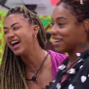 Thamiris e Aline se divertem ao falar sobre beijo em festa no <i>BBB25</i>: <i>- Ela me queria muito</i>