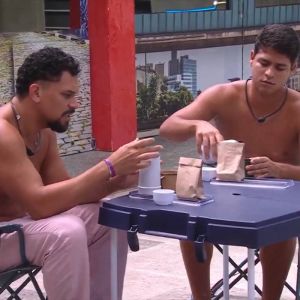 Castigados no <i>BBB25</i>, Vinicius e Guilherme almoçam feijão com biscoito água e sal
