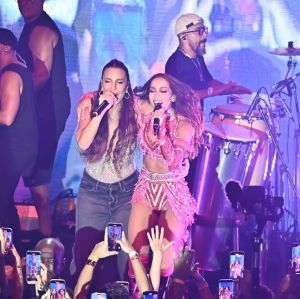 Ivete Sangalo leva público a loucura ao surgir em <i>show</i> de Anitta durante Carnaval do Rio de Janeiro