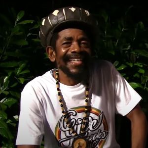 Cocoa Tea, ícone do <i>reggae</i>, morre aos 65 anos de idade. Saiba quem são os famosos que nos deixaram em 2025