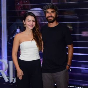Hugo Moura faz rara aparição ao lado da namorada em pré-estreia do filme <i>Vitória</i>