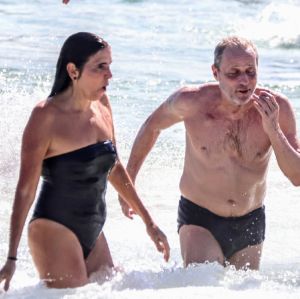 Em meio a tratamento de câncer, Tony Bellotto curte dia de praia ao lado de Malu Mader