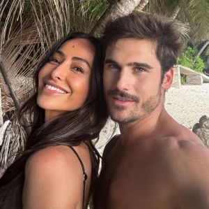 Nicolas Prattes compartilha registros da lua de mel com Sabrina Sato em praia paradisíaca