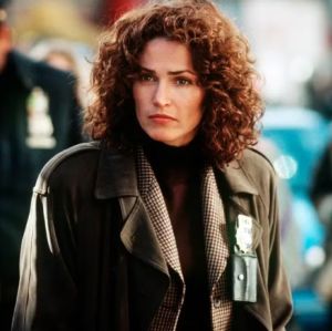 Kim Delaney, atriz de <I>NYPD Blue</i>, é presa após tentar atropelar marido em meio a acusação de violência doméstica