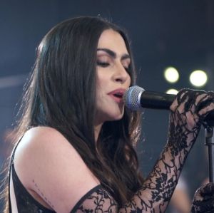 Cleo cancela <i>show</i> devido a <i>condição médica</i>: <i>- Estou sem voz</i>