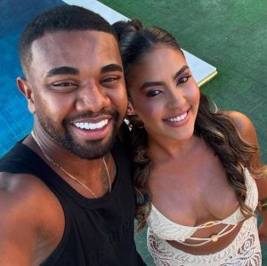 Após anúncio de gravidez, Davi Brito diz que namorada <i>quer um tempo: - Está numa situação complicada</i>