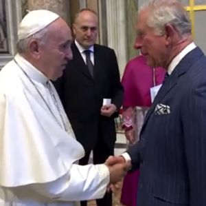 Rei Charles III presta homenagem a Papa Francisco e declara: <i>Profundamente triste</i>