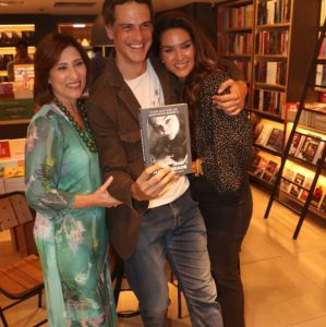 Longe das novelas, Fernanda Machado recebe famosos em lançamento de livro